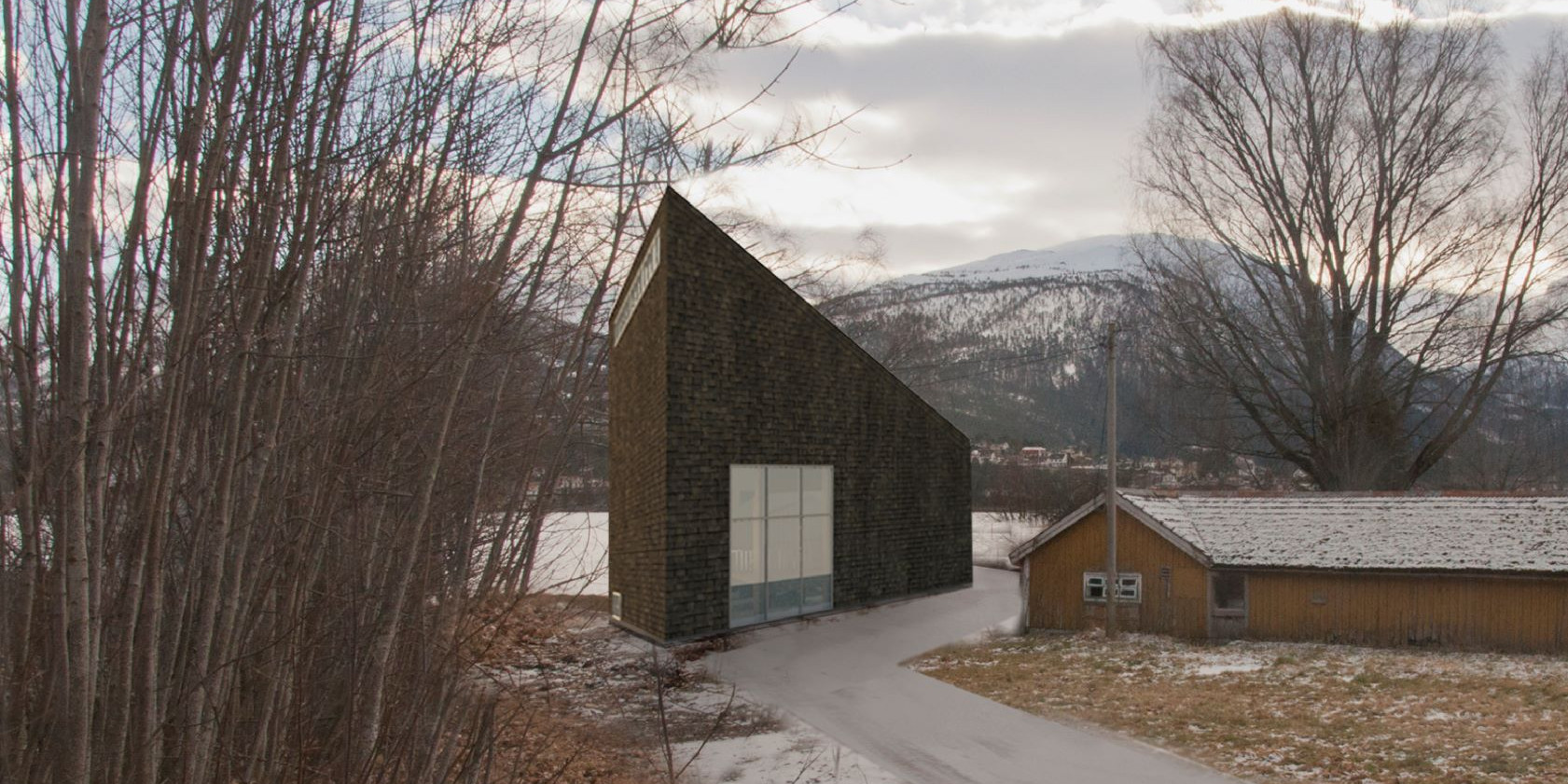 Skisse av eit spisst bygg med store vindauge ved fjorden.